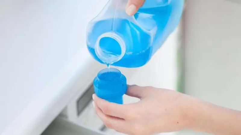 woran erkennt man zu viel waschmittel zu viel waschmittel schaum blaues fluessigwaschmittel giessen
