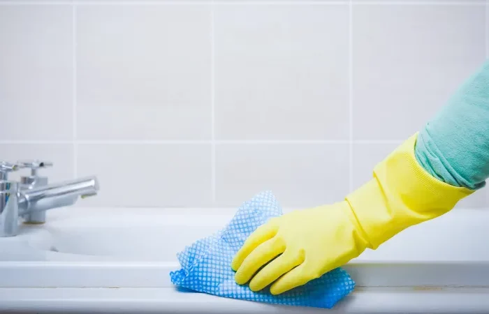 badewanne putzen mit mikrofasertuch abwischen gummihandschuhe#