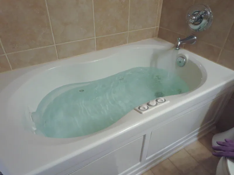 badezimmer grosse verstopfte badewanne voll mit wasser