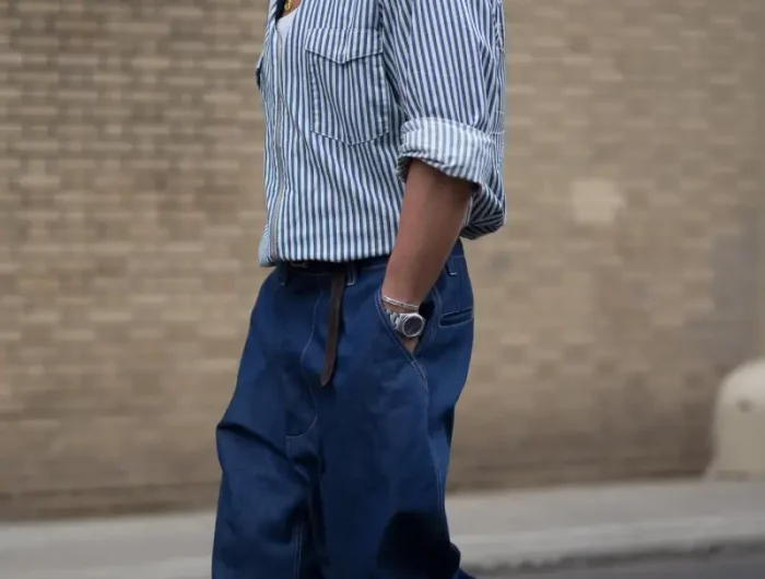 baggy jeans kombineiren herren herbst 2022 mann mit dunkelblauen baggy jeans und streifen hemd