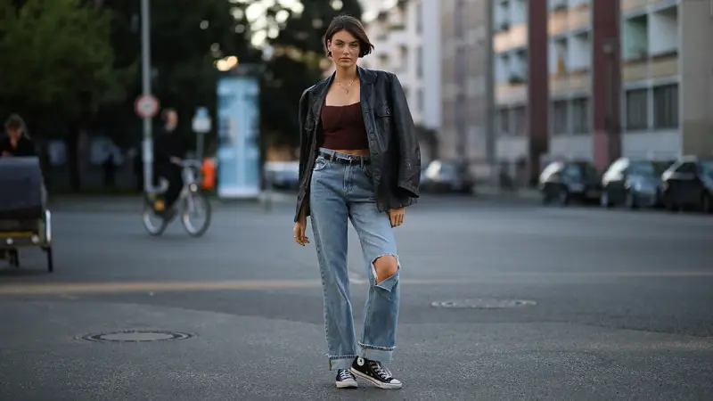 baggy jeans kombinieren herbst 2022 frau mit baggy jeans mit cut out elementen blazer und converse
