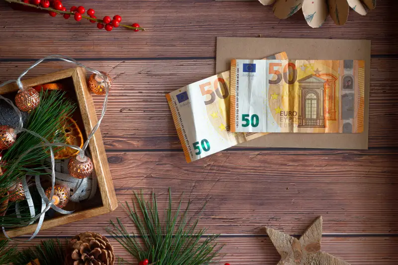 beste geldanlage fuer rentner zwei banknote 50 euro auf holztisch weihnachtsdeko meine renditeimmobilie