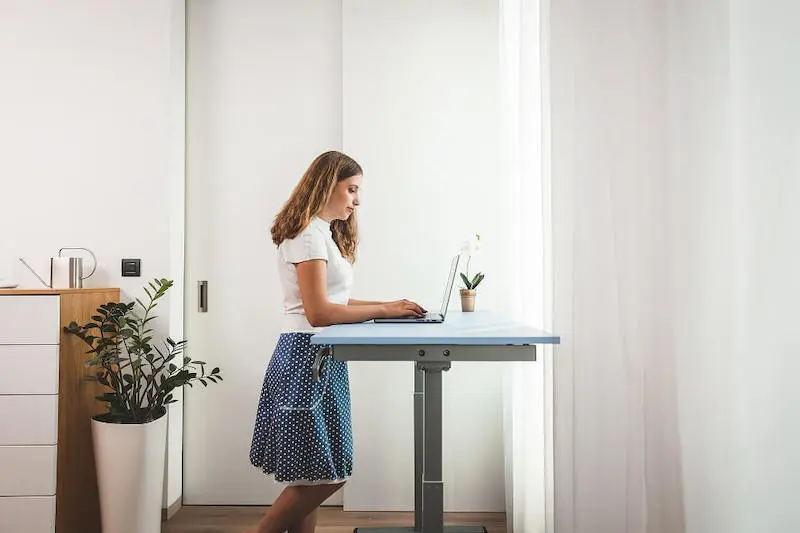 buerostuhl und tisch darauf muessen sie beim kauf achten