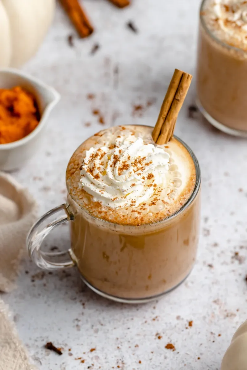 caffe latte zubereiten mit resten halloween kürbissen