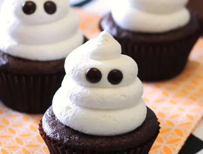cupcakes dekorieren für halloween geister aus schlagsahne schoko augen