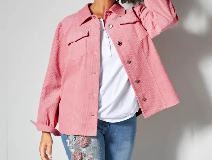 curvy mode für kleine frauen junge frau in helle jeans mit blumen stickerei weisse bluse und denim jacke in rosa