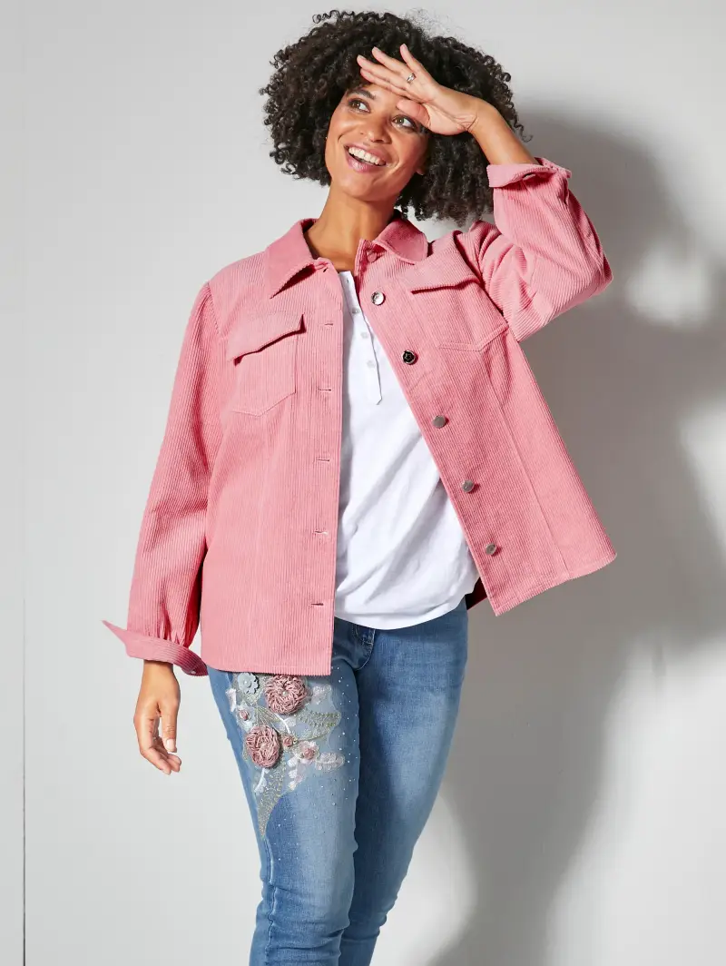 curvy mode für kleine frauen junge frau in helle jeans mit blumen stickerei weisse bluse und denim jacke in rosa