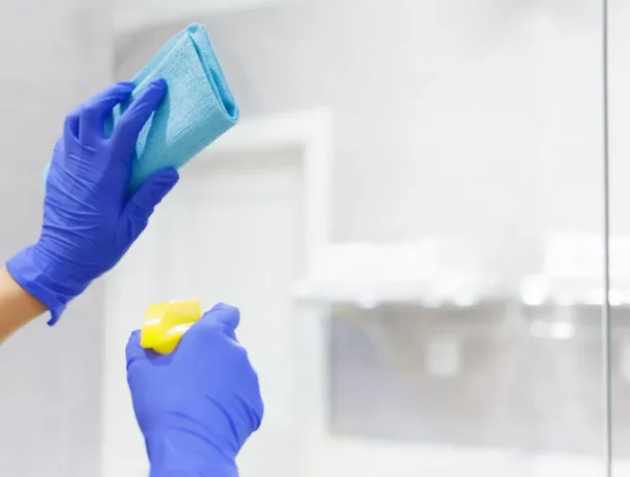 duschkabine reinigen mikrofasertuch sprühflasche gummihandschuhe