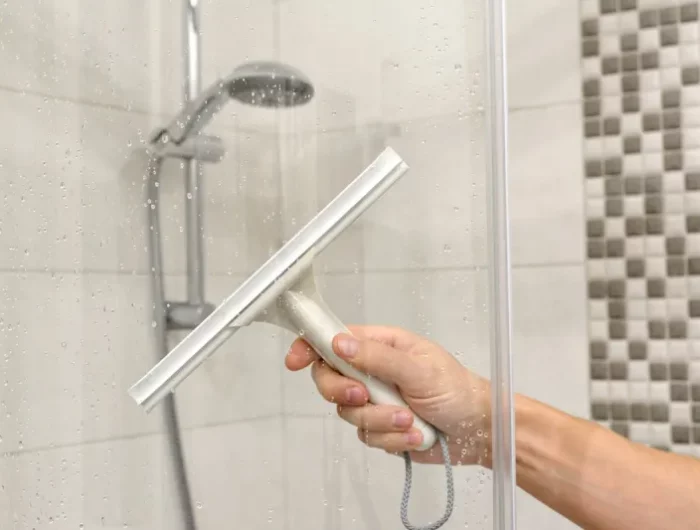 duschkabine reinigen mit wasserabstreifer trocknen glas