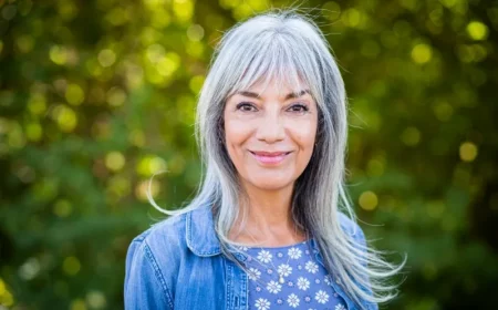 eine frau ab 6 mit grauen haaren die huebsch aussieht