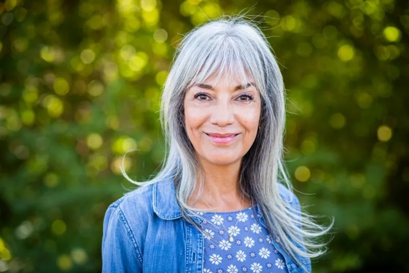 eine frau ab 6 mit grauen haaren die huebsch aussieht