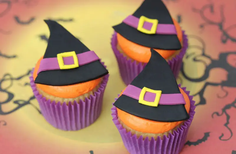 einfache halloween muffins rezepte drei lila muffins mit hexenhut aus schokolade