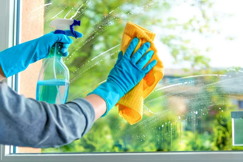 fenster reinigen sprühflasche mikrofasertuch gummihandschuhe