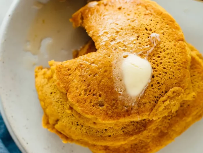 fluffige pancakes mit butter und honig