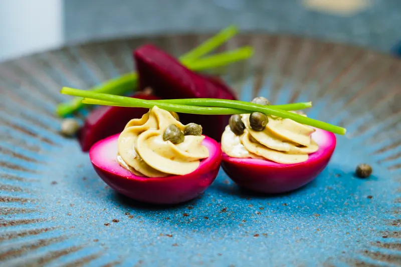 Ultra einfaches Halloween-Rezept für Fingerfood: Deviled Eier mit Roter ...