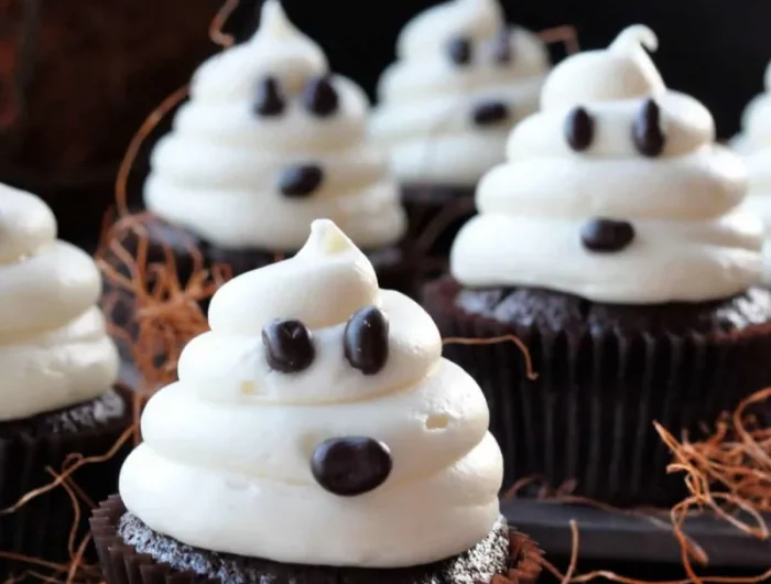 geister cupcakes für halloween mit schlagsahne und schokoladensplittern dekorieren