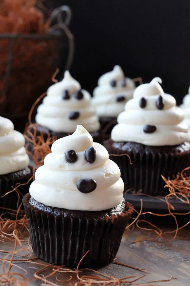 geister cupcakes für halloween mit schlagsahne und schokoladensplittern dekorieren