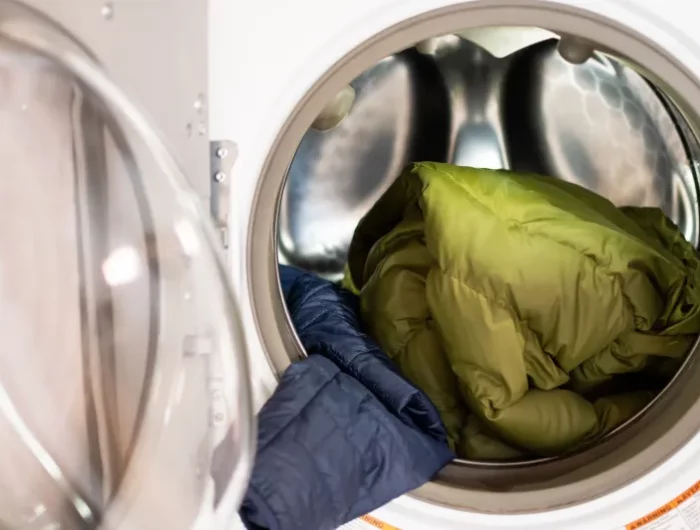 grüne und blaue jacke in waschmaschine waschen