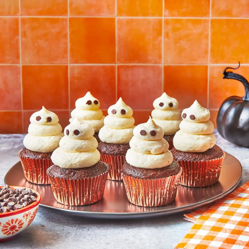 halloween cupcakes schokoladenmuffins geister aus schlagsahne schokoladenaugen