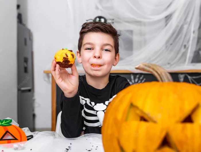 halloween kuchen rezepte für kinder kleiner junge haelt gruselige orange muffin