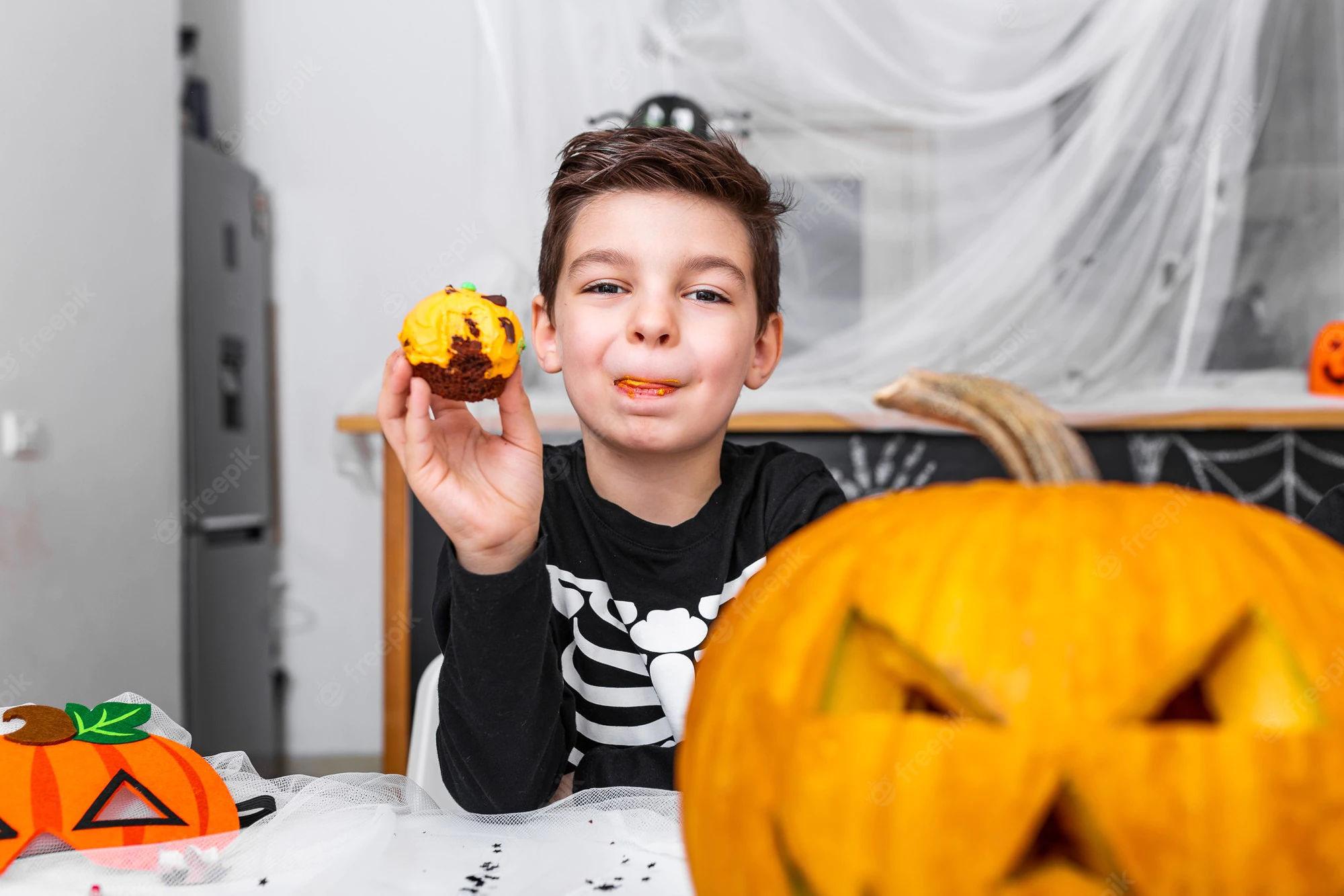 halloween kuchen rezepte für kinder kleiner junge haelt gruselige orange muffin