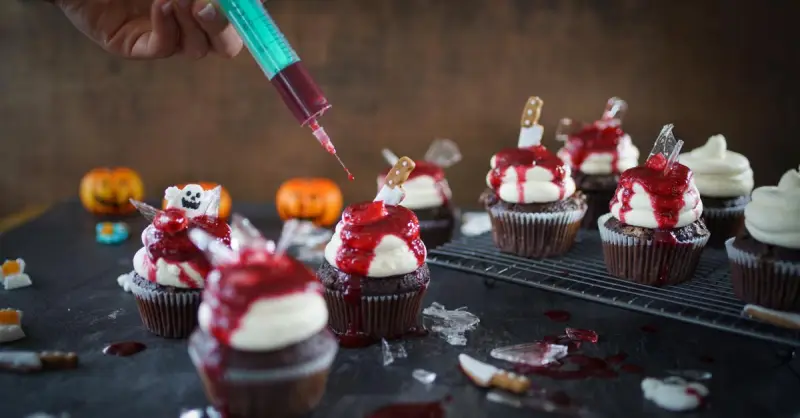 halloween muffins rezepte aus dem glas kleine schokomuffins mit weisser glasur und roter marmelade