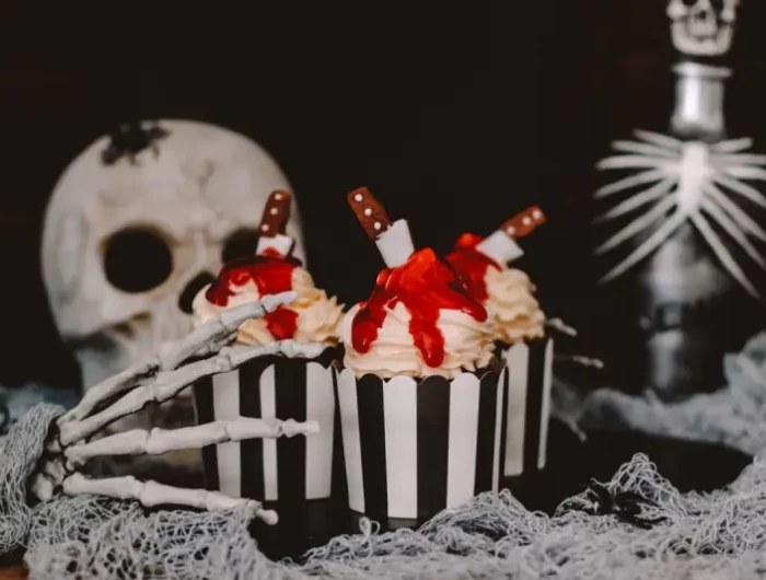 halloween muffins rezepte ideen friedhof schwarze muffins weisse glasur skelett