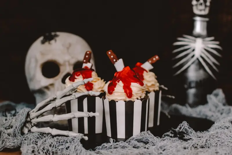 halloween muffins rezepte ideen friedhof schwarze muffins weisse glasur skelett