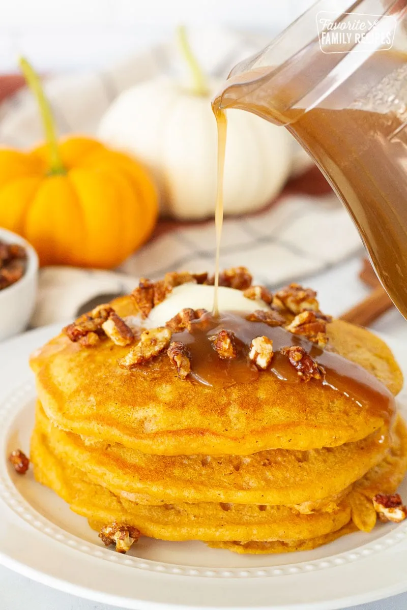 herbst frühstück ideen pfannkuchen mit kürbis garniert mit nüssen und ahornsirup