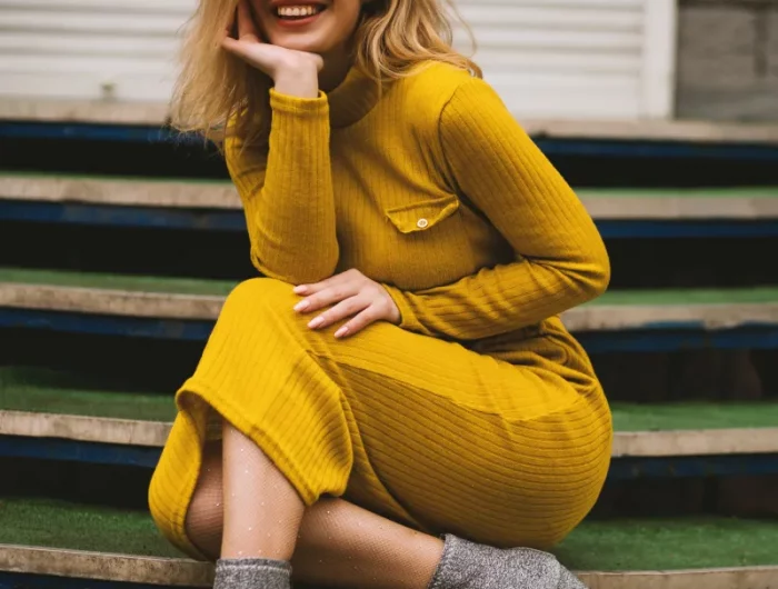 herbst mode 2022 damen frau in gelbem kleid
