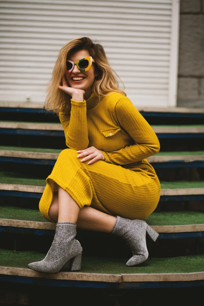 herbst mode 2022 damen frau in gelbem kleid