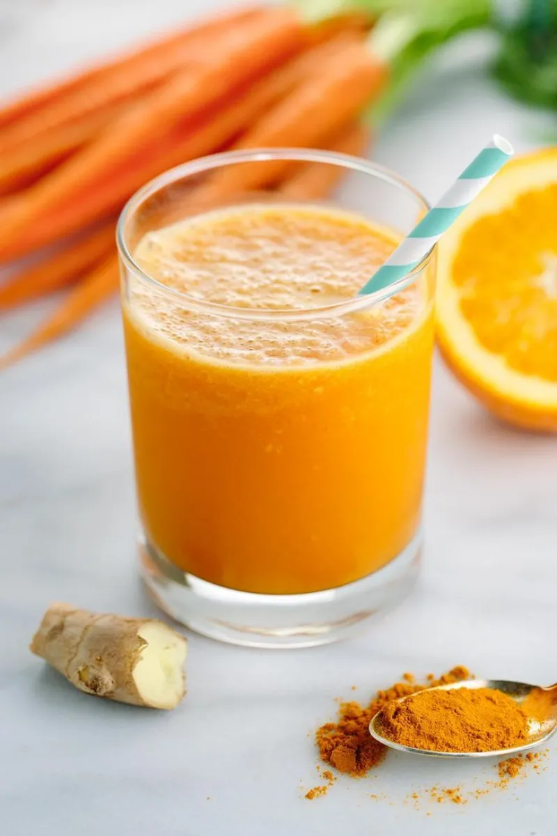 ingwer-karotten-smoothie mit orange und kurkuma