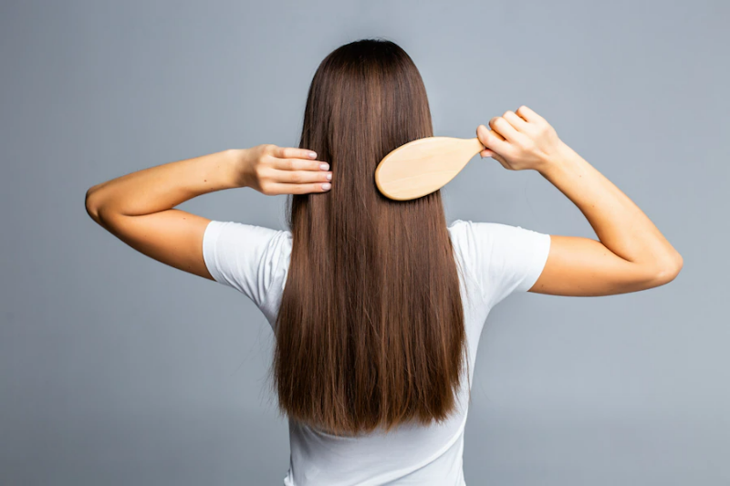 inhaltsstoffe die haarausfall verursachen frau mit langen haaren