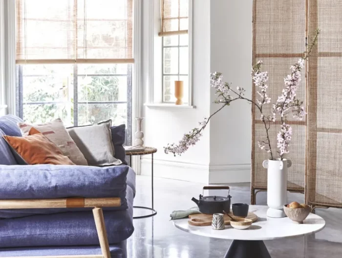 japandi stil und dekoration im wohnzimmer mit pflanzen und elementen