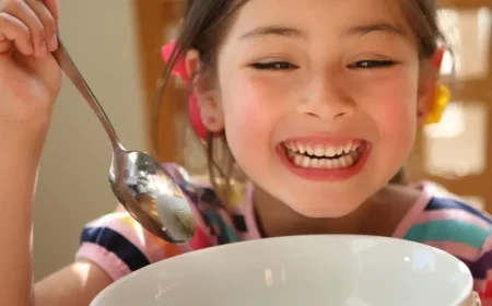 kleines kind isst suppe kindersuppe rezept mit gemuese