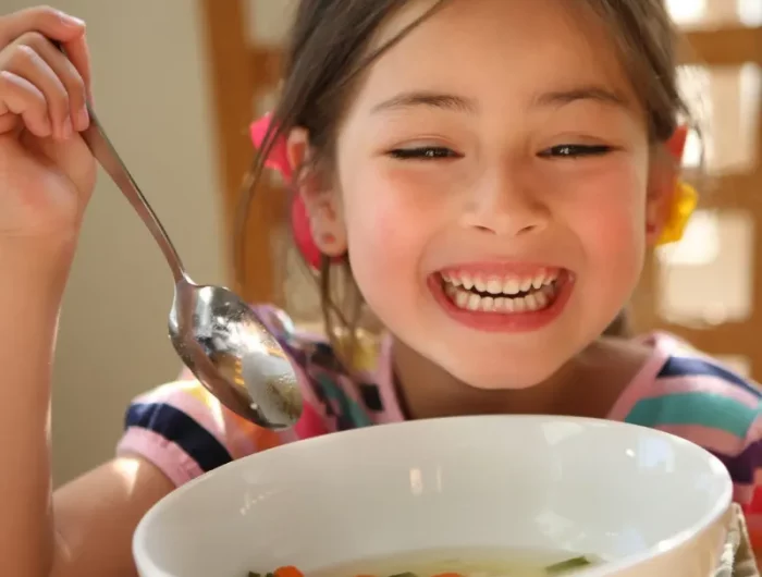 kleines kind isst suppe kindersuppe rezept mit gemuese