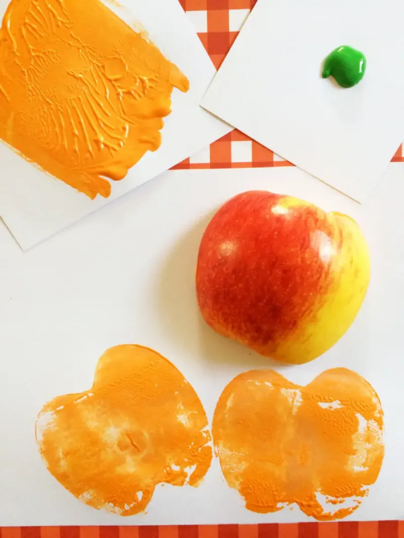 kreatives basteln mit kindern im herbst äpfel stempel selber machen