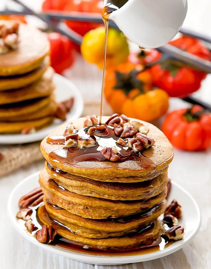 leckere frühstück ideen pancakes mit ahornsirup nüssen