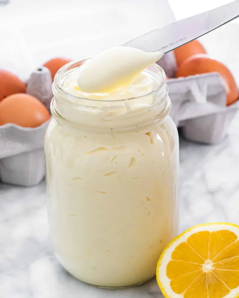 mayonnaise in glas messer halbierte zitrone eier