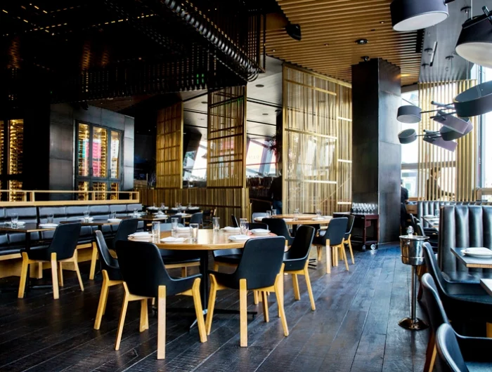 moderne restaurant einrichtung in schwarz und holz