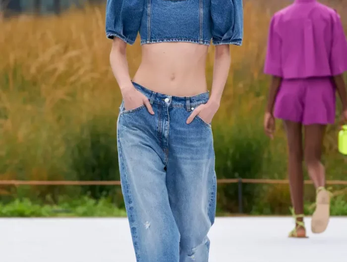 modetrends herbst 2022 damen manequine mit baggy jeans und kurzem denim top