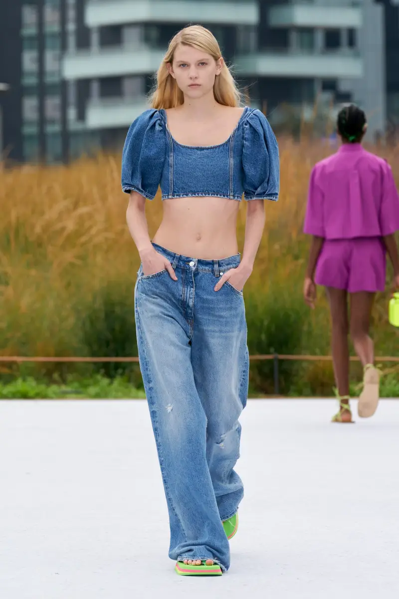 modetrends herbst 2022 damen manequine mit baggy jeans und kurzem denim top