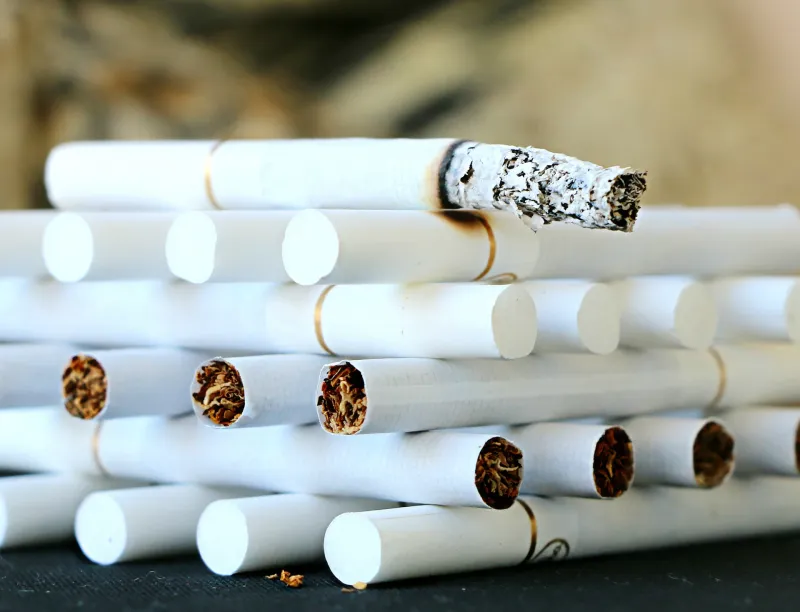 nikotin bedingte verschmutzung in mietwohnung zigaretten grossaufnahme