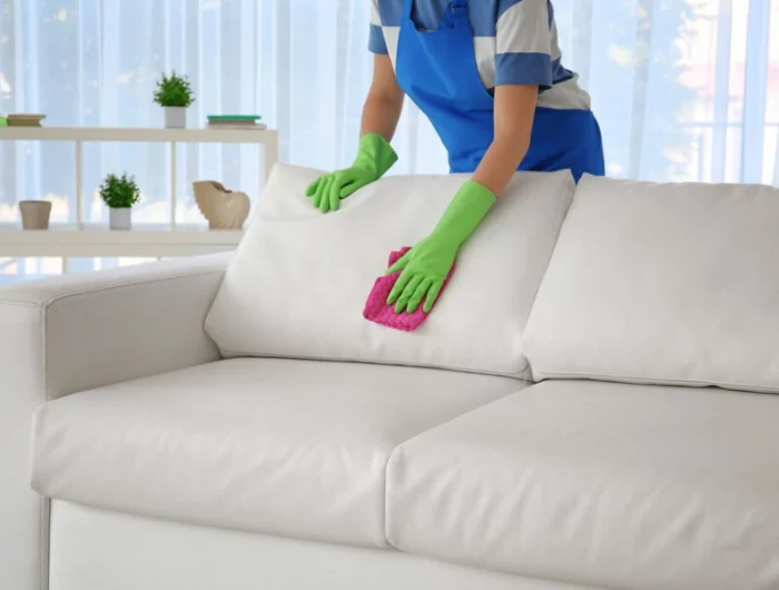 polster reinigen hausmittel weisser sofa sauber wischen
