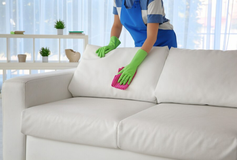 polster reinigen hausmittel weisser sofa sauber wischen