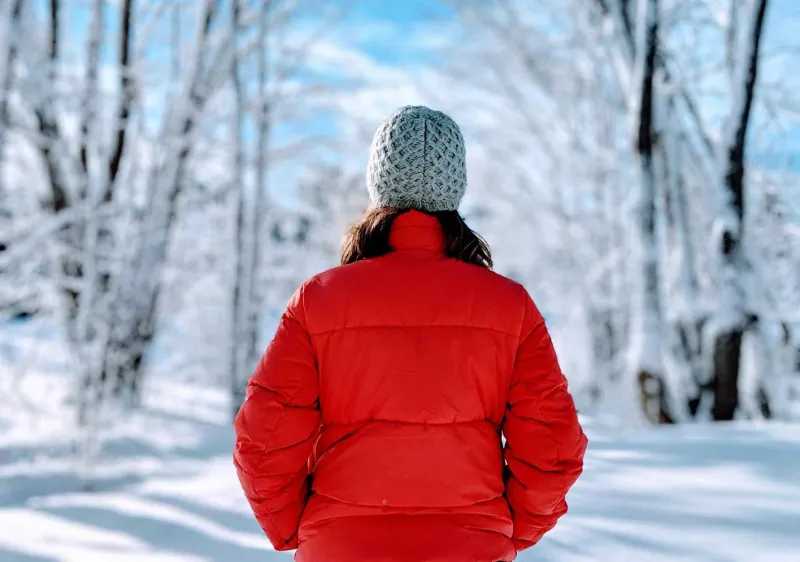 polyester jacke rot graue mütze winter schnee