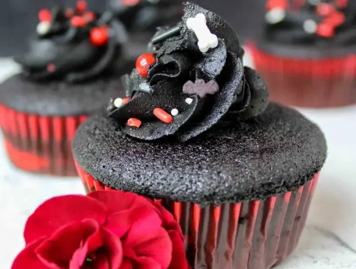 rezepte fuer halloween muffins einfache schwarze muffins mit roter dekoration