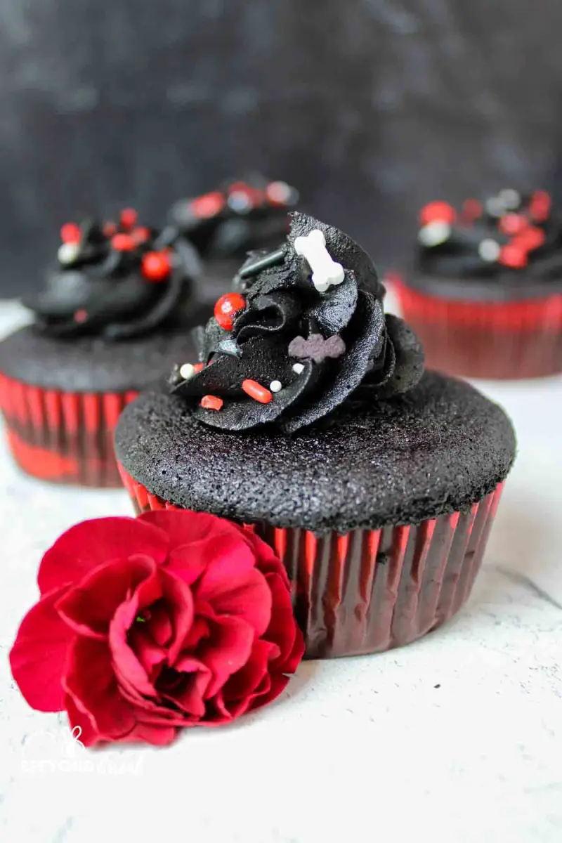 rezepte fuer halloween muffins einfache schwarze muffins mit roter dekoration
