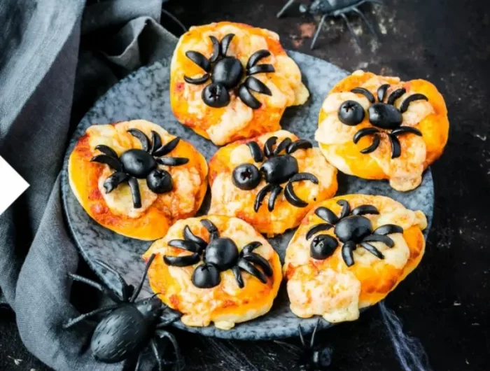 rezepte halloween partyfingerfood kleine mini pizzas mit kaese und spinnen