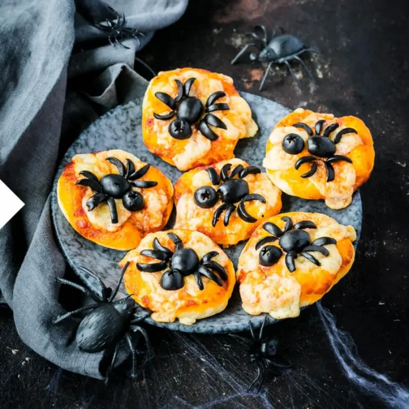 rezepte halloween partyfingerfood kleine mini pizzas mit kaese und spinnen